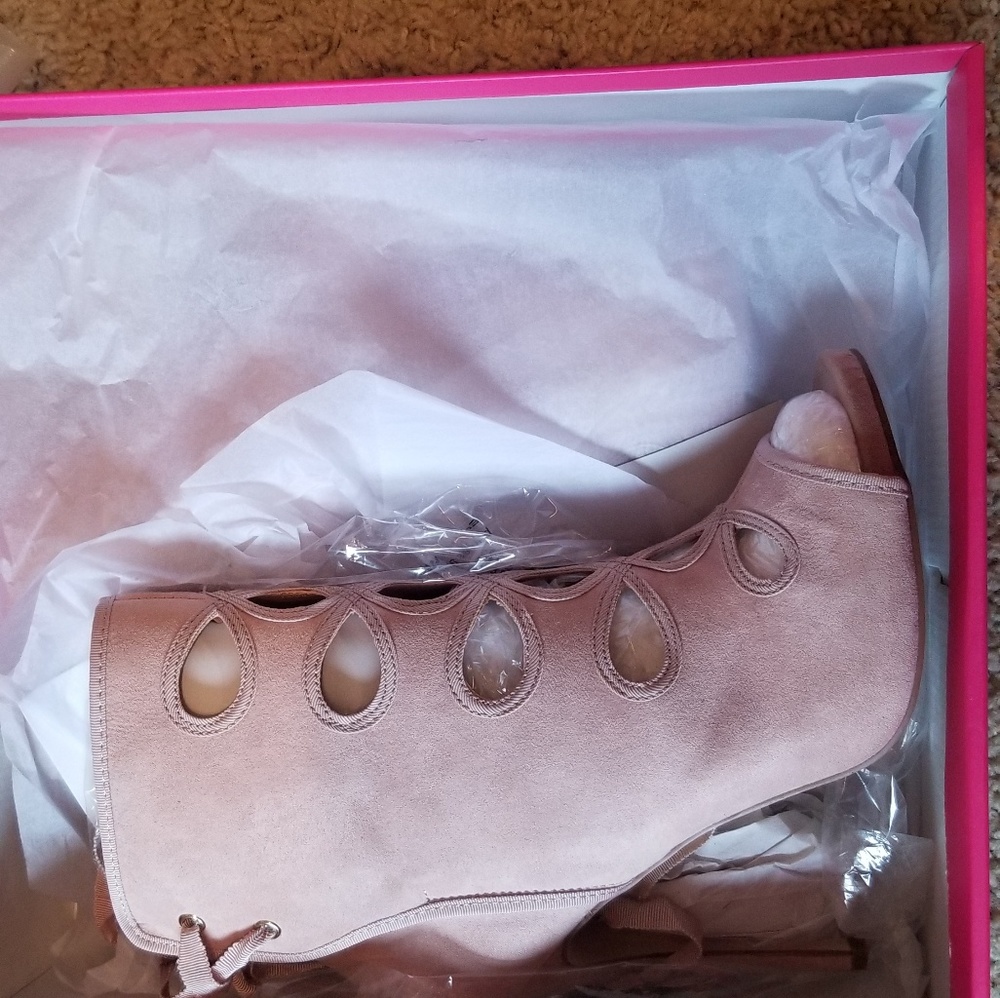 Shoe dazzle 9.5 hydee cutout bootie blush.